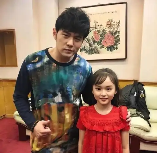 两岁出道收入百万,因太漂亮被禁止整容,现今的刘楚恬咋样了?