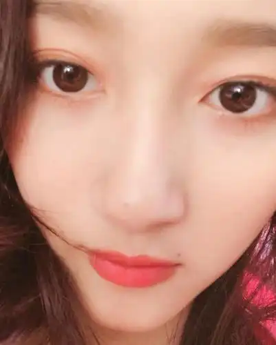 关晓彤:晒"粉嫩粉嫩"零距离照片,网友:鹿晗都没有离这么近