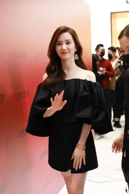 凤凰网消息,日前,刘诗诗现身出席品牌活动.