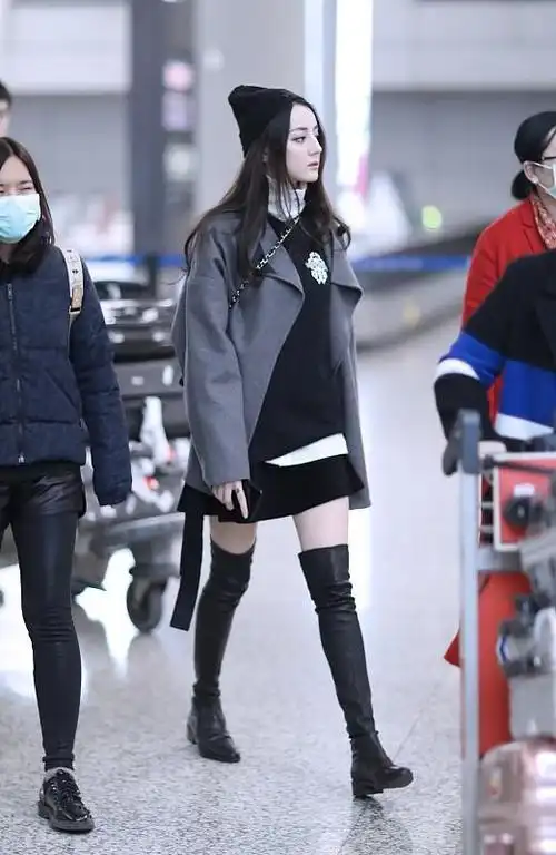 迪丽热巴少见酷系中性穿搭真帅和华晨宇站一起看着都很酷