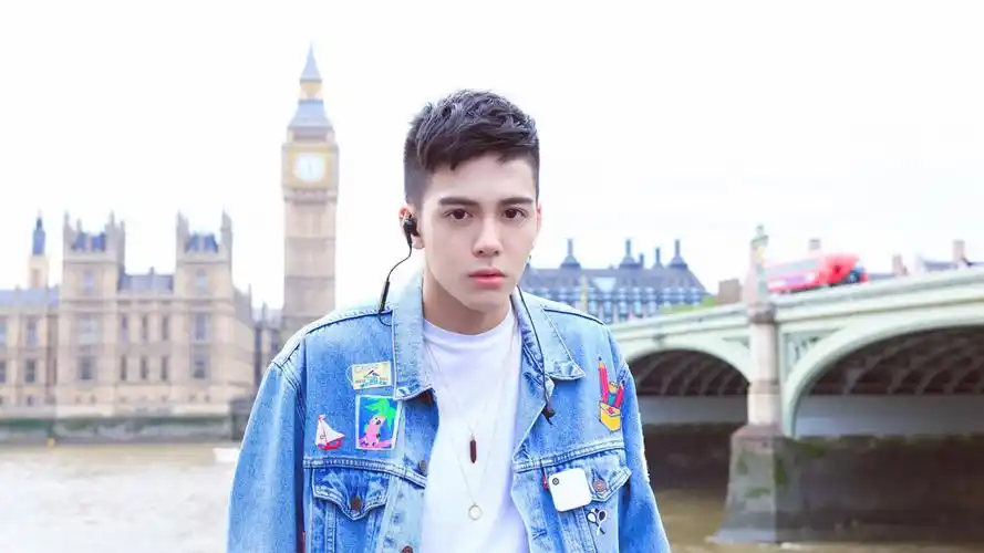 回车桌面>电脑壁纸>明星>大陆明星>帅气时尚的曾舜晞>相关标签帅气