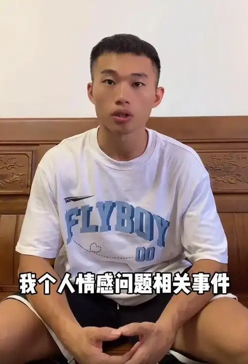 洋葱哥董康潮这一次是洗不干净了,他原本就是"球场渣男"人设,专门以