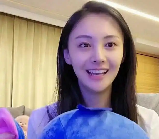 郑爽最新素颜照曝光,无滤镜依旧美翻,调皮吐舌好似楚雨荨附体