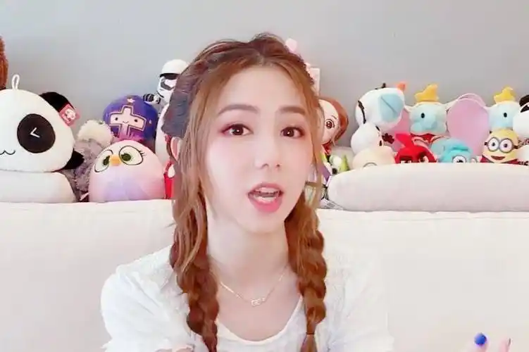 18岁的邓紫棋非常稚嫩,那个时候还留着比较非主流的发型,但却一点都不