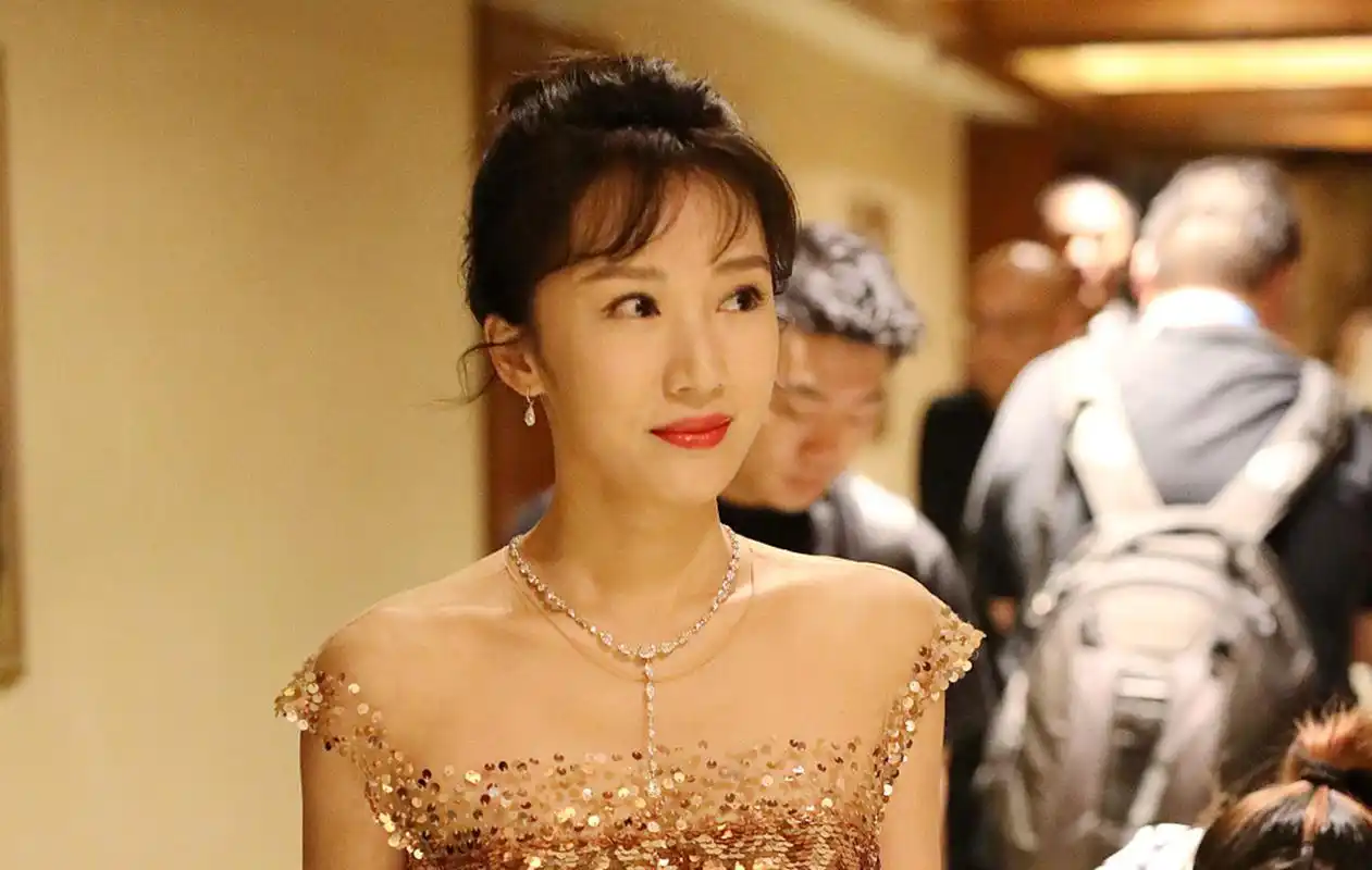 阔太李念怀三胎好精致,双手戴三个戒指,耳环项链价值不菲