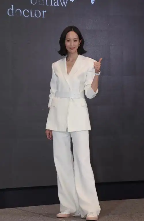 台媒还提到张钧甯早年和张翰一起拍戏时,曾被传遭到对方性骚扰,张钧甯