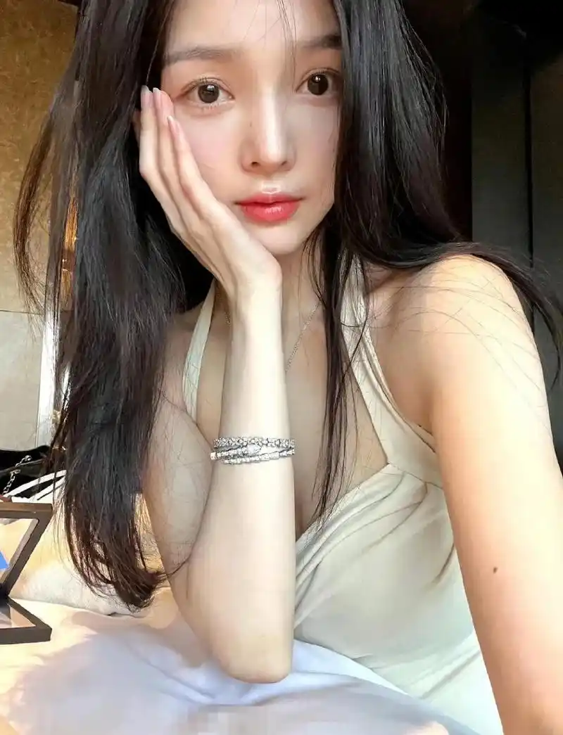 但是晓雪的颜值也不低,只要李现喜欢