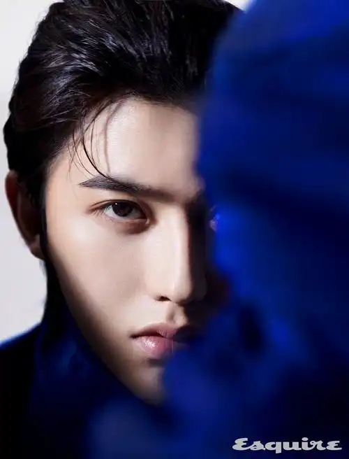 蔡徐坤镜面封面大片 上演斯文帅气"西装眼镜杀"