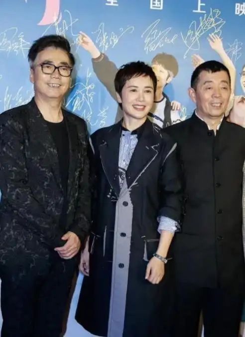 蒋雯丽和老公罕同框,她穿风衣配短发优雅时髦,老公朴素像农民