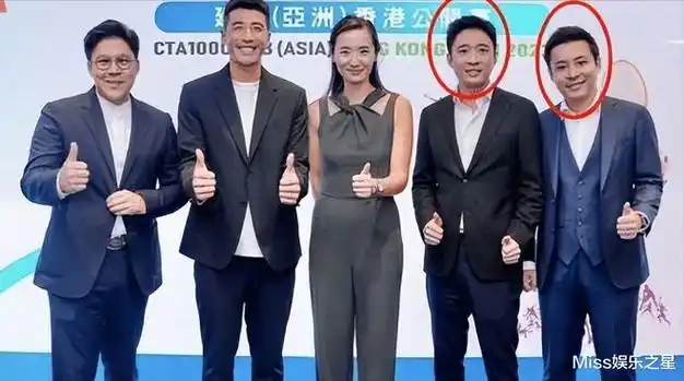 当天兄弟三人全部身穿西装,作为大哥的霍启刚看起来成熟稳重,而作为