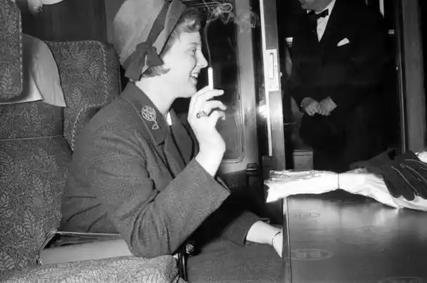 丹麦女王玛格丽特在吸烟66年后,在83岁时戒掉了这个习惯