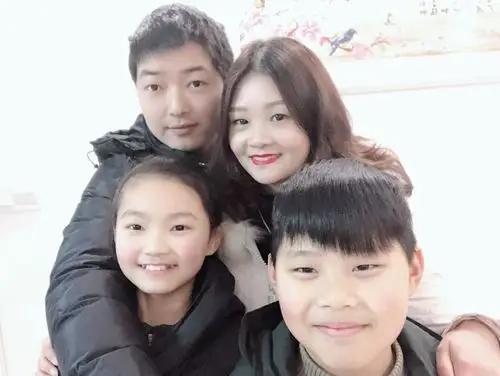 爸爸,妈妈,我和弟弟,我们一家四口的全家福,看起来是不是很幸福呢?