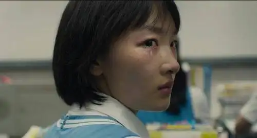 电影《少年的你》剧照去年,15岁的小豪刚刚踏入高中校园,噩梦就开始了