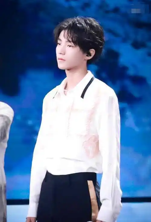 原创三小只合唱王源调皮千玺憔悴看到王俊凯现状小螃蟹心疼了