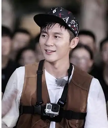 李晨曾是一名军人,如今成为娱乐圈闪耀的明星,他的人生旅程犹如一部