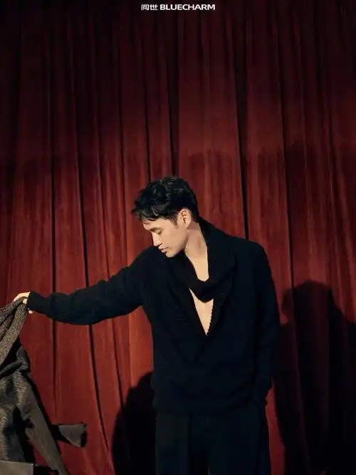 袁弘复古舞台胶片感大片#@袁弘最新时尚大片释出,复古胶片感写真