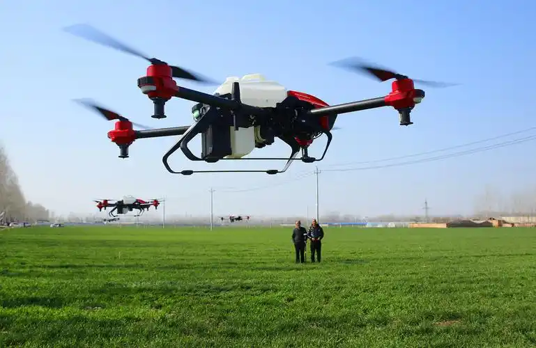 无人机对麦田进行喷灌,喷洒农药. 李新义 摄