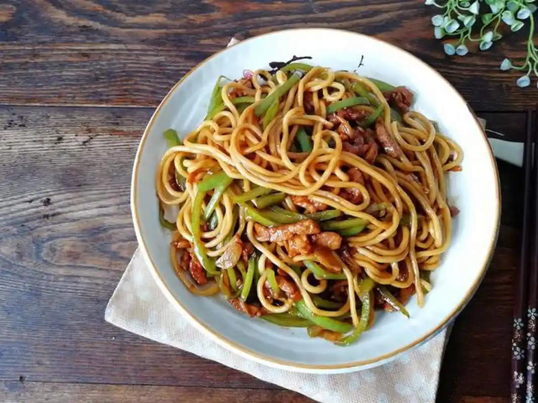 【尖椒肉丝炒面】  面条劲道爽滑,营养均衡,口味独特,好吃还管饱