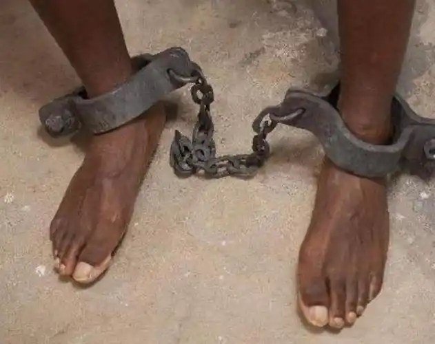 女犯人戴着脚镣,是怎样换衣服的?美女囚犯一不小心说漏了嘴