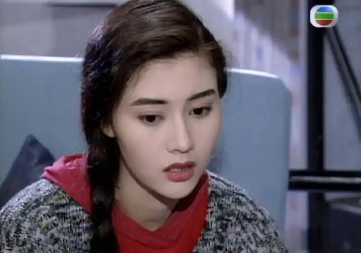 李嘉欣就是那个时代被推上颜值巅峰的人,对于观众来说,李嘉欣已经美得