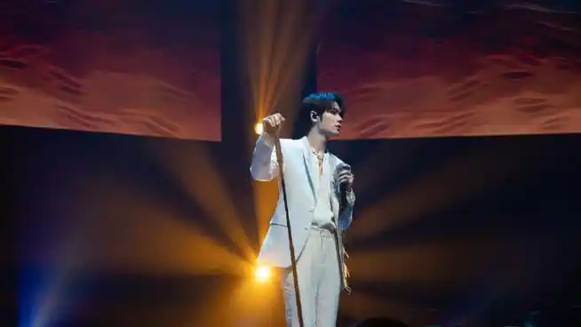 林彦俊舞台剧照放送ing白西装少年手持话筒在舞台上唱响热爱!