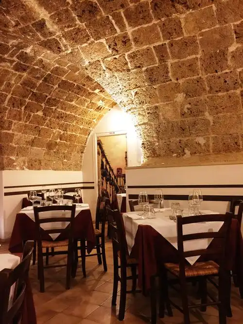 就餐环境为意大利(意大利10日旅游路线)北部的怀旧复古风格