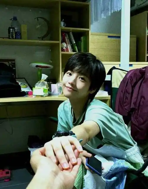 时间李庚希参加了一个采访,采访中李庚希更是提出了自己男友的标准,第