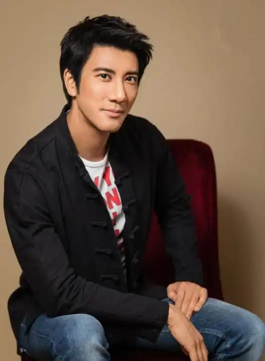 45岁王力宏最新近照剪短发帅回巅峰生图状态超年轻