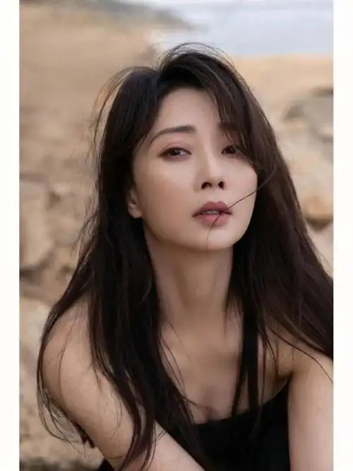 殷桃,出生于1979年,是一位实力派女演员,曾经凭借《我在天堂等你》