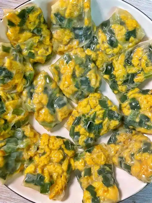 皮薄馅多,晶莹剔透的韭菜鸡蛋饺,真的太好吃了,蘸着醋吃,真的吼吼吃啊