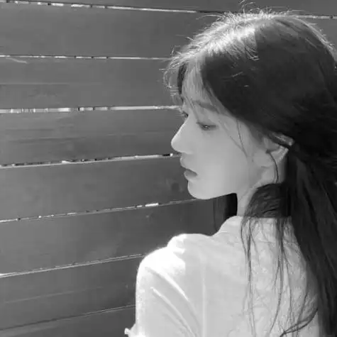 女生头像高冷侧脸黑白,带着一抹冰冷的笑容