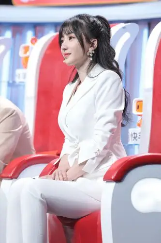 柳岩白西装亮相《直通春晚》飒气十足 化身辣椒舞者嗨翻全场__凤凰网