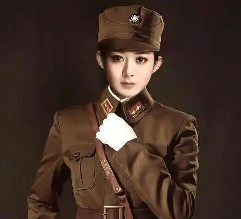 女星军装照盘点:蒋欣像个"土肥圆",杨幂佟丽娅超美