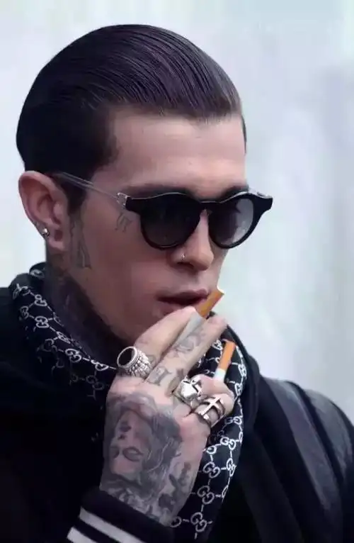 但气势太强,只有一言不合就往公海里扔人喂鲨鱼的黑社会大哥能留:最