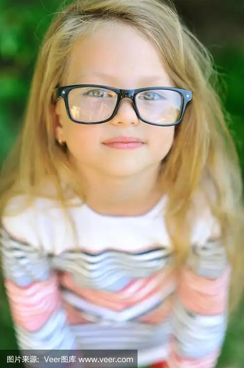 可爱的小女孩戴眼镜-特写