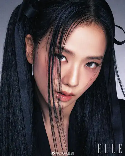 迪奥全球品牌大使金智秀(jisoo)@sooyaaa_智秀身着迪奥二零二三秋冬