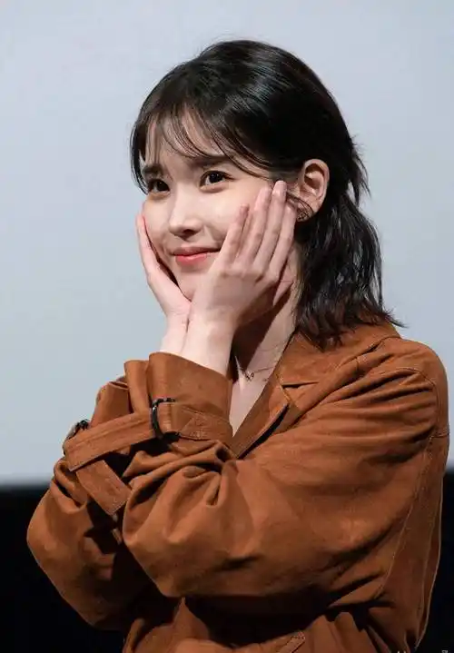 iu李知恩和高清怼的脸新照片,30岁的美丽女人,精致美丽到指尖和头发