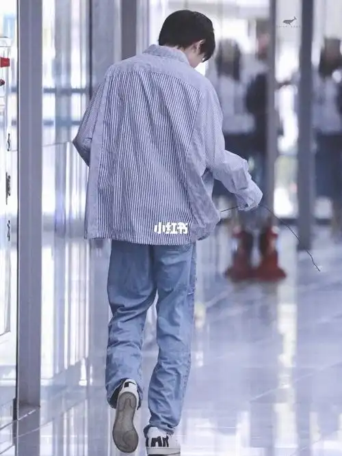 宋亚轩帅气背影