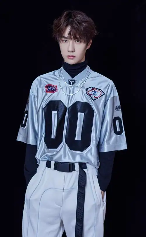 王一博酷帅撩人时尚写真图片