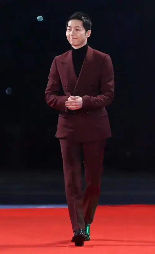 宋仲基参加《军舰岛》杀青宴,全黑帅气值满分