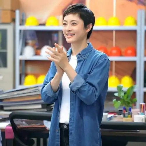 新剧开机被黑丝腿的孙俪惊艳凶相变福相甩打针脸几条街