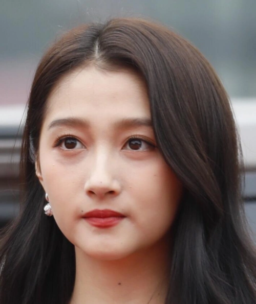 关晓彤红毯生图脸色憔悴眼袋明显,与鹿晗爱情滋润疑似幸福肥