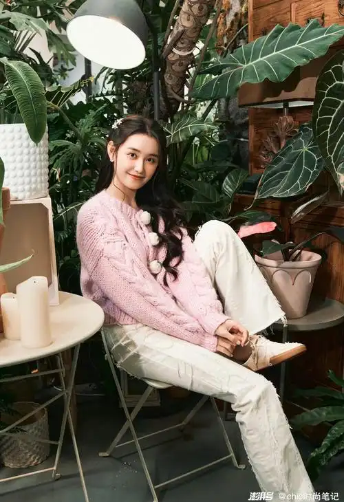 蒋依依的春日美学穿搭,随性且青春,不愧是零零后女星_澎湃号·湃客