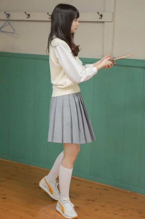 原创不愧是权志龙的绯闻女友23岁拿白丝袜搭校服裙纯得要命