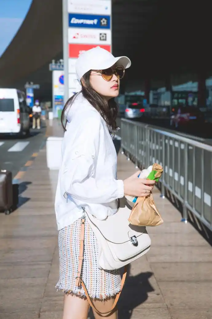 怡起来#	#30天安利孙怡#	day 8【机场街拍】	走路带风腿长两米的獗Ζ