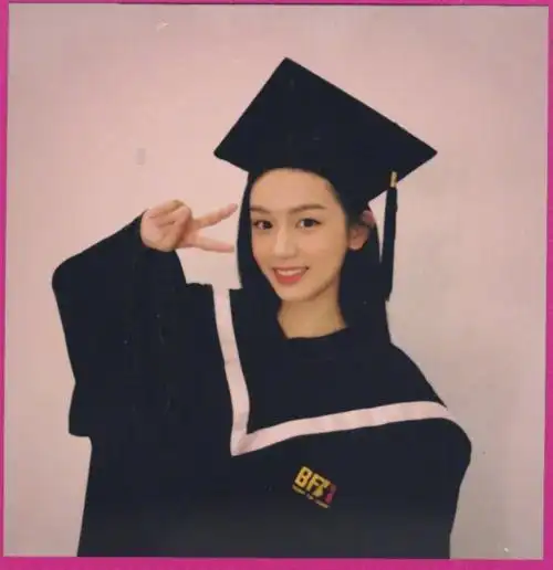 关晓彤假吃推广合成肉,不理争议回校拍毕业照,却被新小花比下去