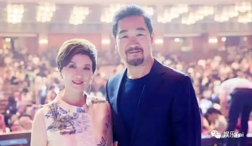 后面张国立与邓婕结婚,两人也时常出现在公众场合,而对于孩子张默的事