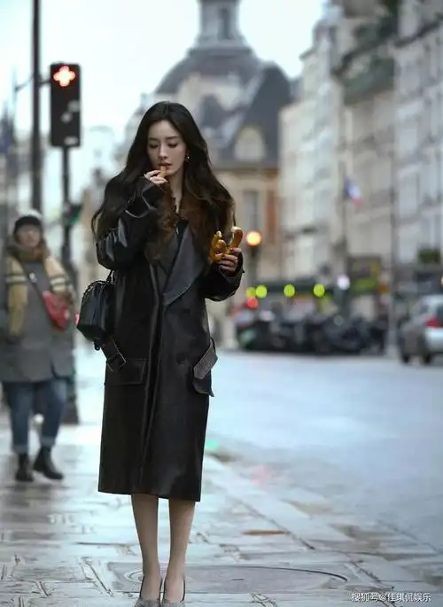 杨幂巴黎时装周造型像极了总裁出街,却被网友认为是在碰瓷赵丽颖