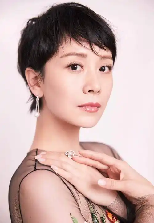 女人过了50岁,发量少的建议剪这4款发型,儿媳妇都夸年轻有气质