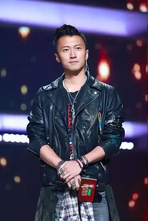 25岁粉丝滑雪偶遇谢霆锋,发文称其为叔叔,引发网友不满|雪地|填词人